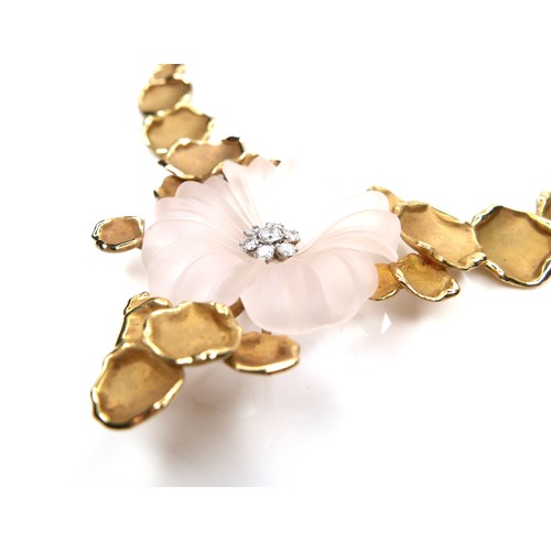 255 - An 18ct yellow gold necklace, in the style of Van Cleef & Arpels, formed as a pale pink frosted glas... 