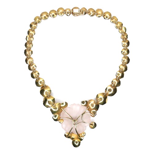 255 - An 18ct yellow gold necklace, in the style of Van Cleef & Arpels, formed as a pale pink frosted glas... 