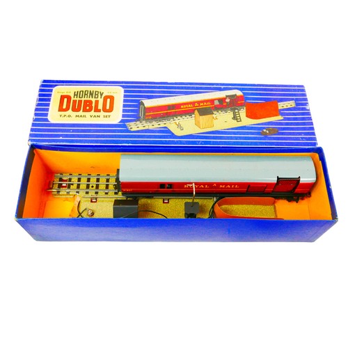 101 - A collection of Hornby Dublo and Airfix railway models, most with original boxes. (q)