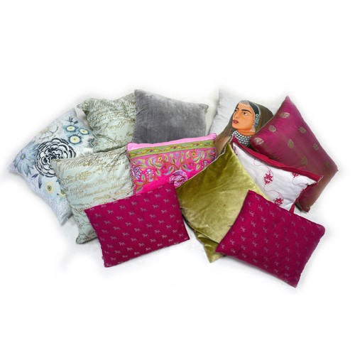 80 - A group of modern pillows and scatter cushions. (11, 2 bags)