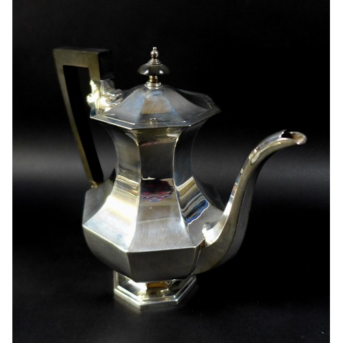 107 - A George V silver tea set, comprising teapot, 28.5 by 15.5 by 16.5cm high, a coffee pot, 23.5 by 12.... 