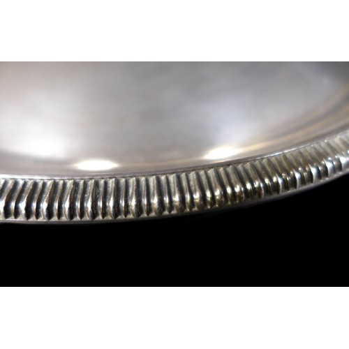 89 - A George VI silver circular tray, with plain centre and beaded rim, Walker & Hall, Sheffield 1946, 1... 