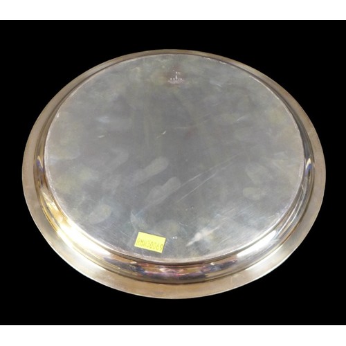 89 - A George VI silver circular tray, with plain centre and beaded rim, Walker & Hall, Sheffield 1946, 1... 