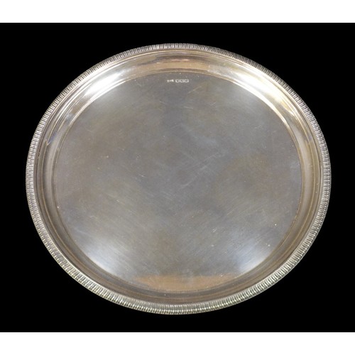 89 - A George VI silver circular tray, with plain centre and beaded rim, Walker & Hall, Sheffield 1946, 1... 