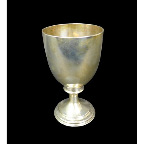 65 - A George III silver goblet, with plain tapering bowl on a knopped stem, on a stepped circular foot, ... 