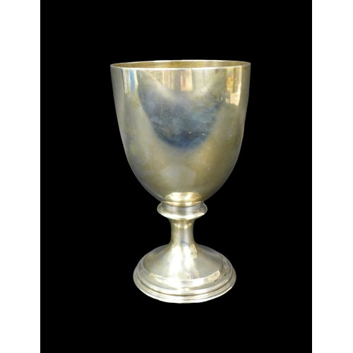 65 - A George III silver goblet, with plain tapering bowl on a knopped stem, on a stepped circular foot, ... 