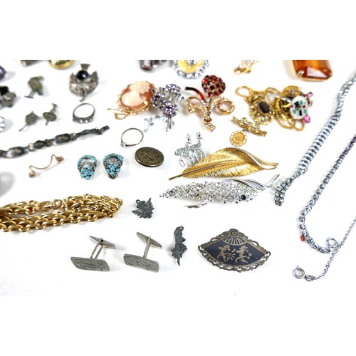 256 - A small group of costume jewellery, including a silver hinged bangle, 39.6g, boxed, a vintage Christ... 