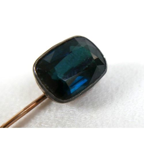 272 - A Victorian yellow metal stick pin, set with a rectangular cushion cut blue stone, 3.8g, together wi... 