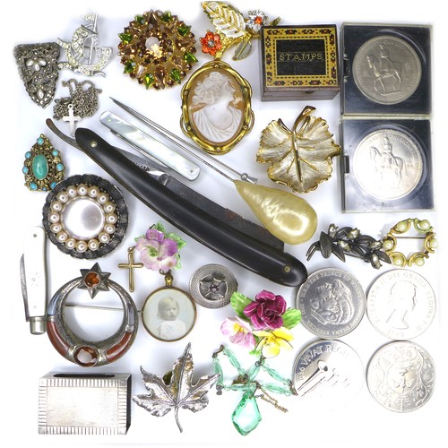 258 - A small group of costume jewellery, including brooches, some silver and cameo, necklaces, a silver m... 