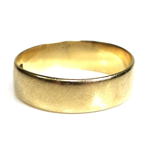 277 - An 18ct gold wedding band ring, size P, 5.3mm wide, 3.2g.