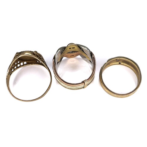 313 - A group of three 9ct gold rings, comprising one tri-colour, size J, one set with a 'Emperador Maximi... 