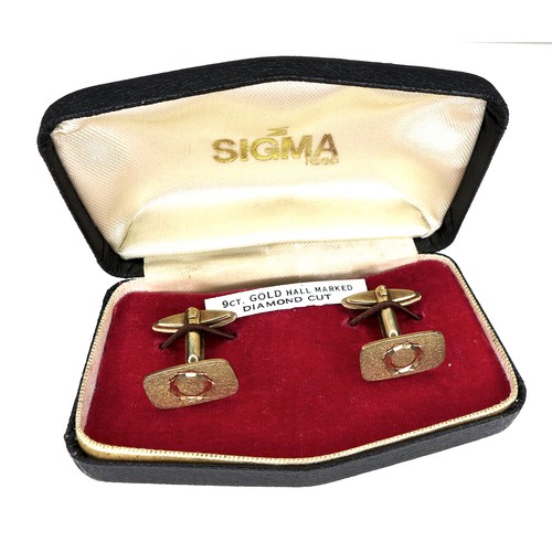 283 - A pair of vintage 9ct gold cufflinks, of rounded rectangular form with engraved circle decoration, p... 