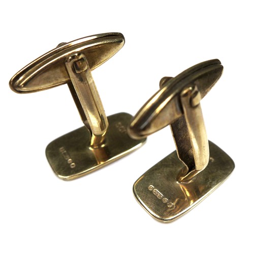 283 - A pair of vintage 9ct gold cufflinks, of rounded rectangular form with engraved circle decoration, p... 