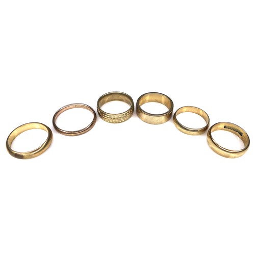 357 - A group of six 9ct yellow gold wedding band rings, 6.0 to 2.5mm wide, sizes K to R, combined weight ... 