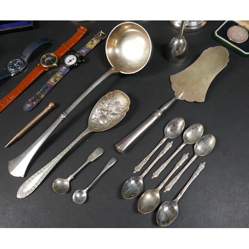 63 - CATALOGUE AMENDMENT: One salt spoon (Hanoverian pattern) removed from this lot. 
A mixed group of si... 