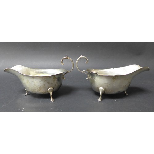 28 - A group of George V silver, comprising two sauce boats, with scroll handles, and Asprey, Birmingham ... 