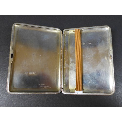 40 - An Asprey George V silver and yellow metal cigarette case, mounted initials to the front 'GB', engin... 