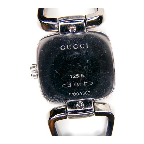 98 - A Gucci stainless steel lady's wristwatch, with G-shaped bezel, model 125.5, serial 12006382, rounde... 