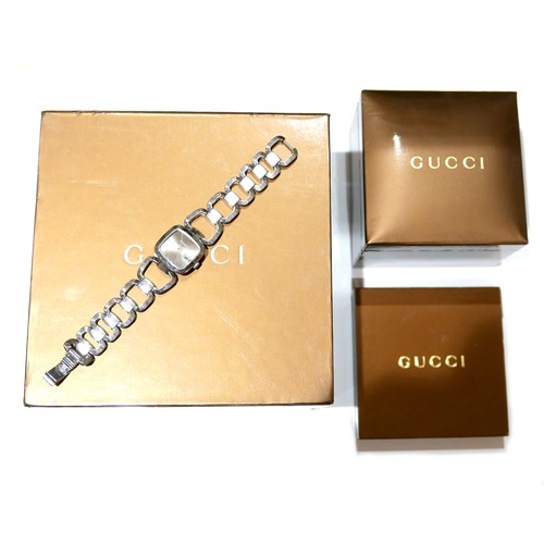 98 - A Gucci stainless steel lady's wristwatch, with G-shaped bezel, model 125.5, serial 12006382, rounde... 