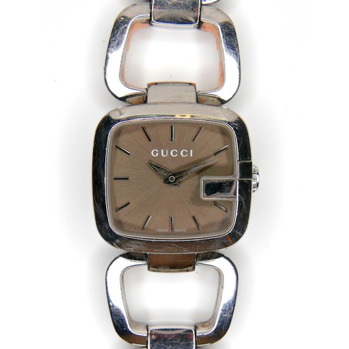 98 - A Gucci stainless steel lady's wristwatch, with G-shaped bezel, model 125.5, serial 12006382, rounde... 