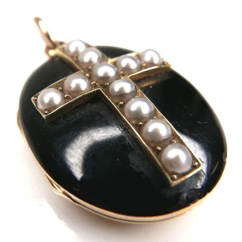 240 - A yellow metal and seed pearl Victorian mourning pendant, with a lock of hair enclosed, 12.8g.