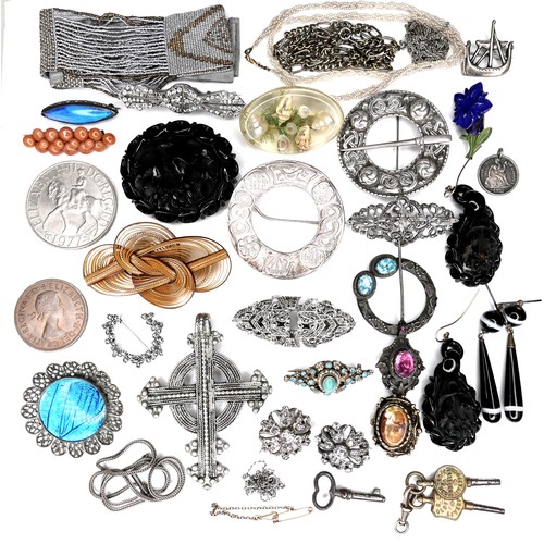 143 - A collection of silver and costume jewellery. (1 bag)