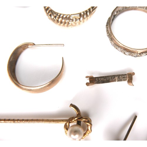 173 - A group of yellow metal jewellery, including a 9ct gold ring insert, 13g overall. (1 bag)