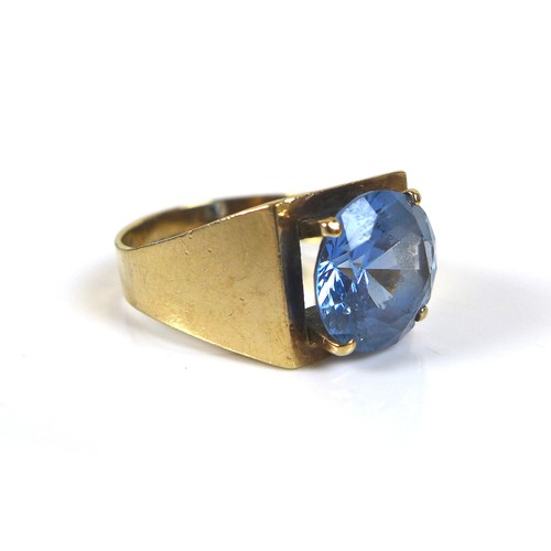 147 - A 9ct gold topaz style stone ring, size M, 4.8g.