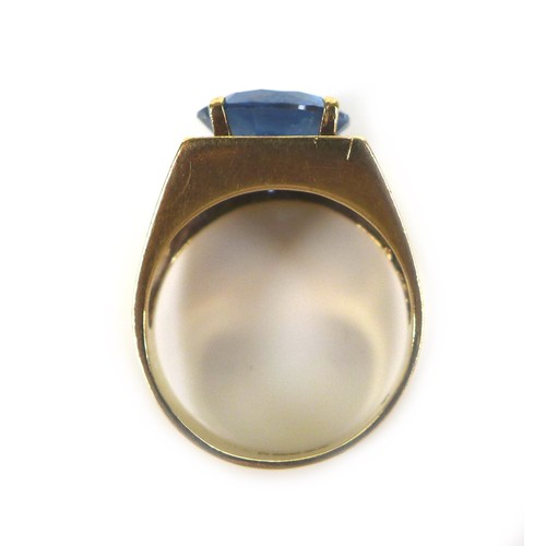 147 - A 9ct gold topaz style stone ring, size M, 4.8g.