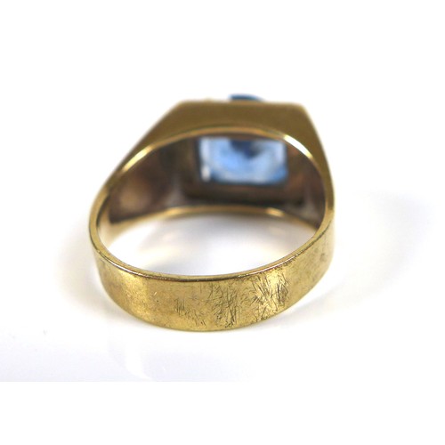 147 - A 9ct gold topaz style stone ring, size M, 4.8g.