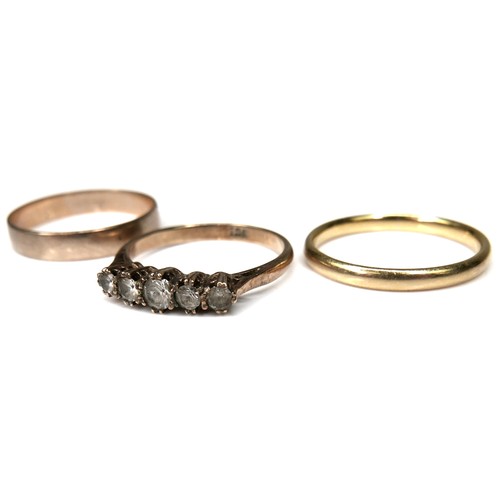 183 - A group of three gold rings, comprising an 18ct gold wedding band, 2.5mm wide, size P, 2.7g, a 9ct g... 