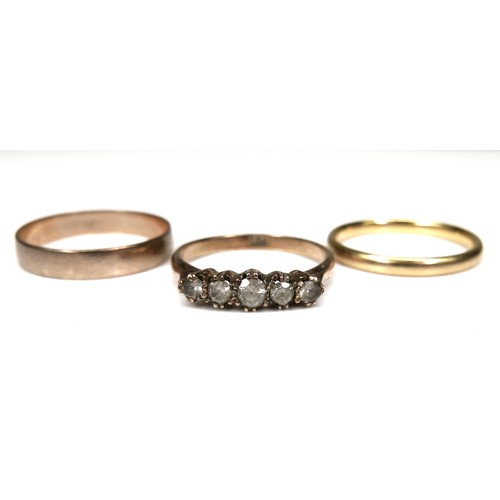 183 - A group of three gold rings, comprising an 18ct gold wedding band, 2.5mm wide, size P, 2.7g, a 9ct g... 