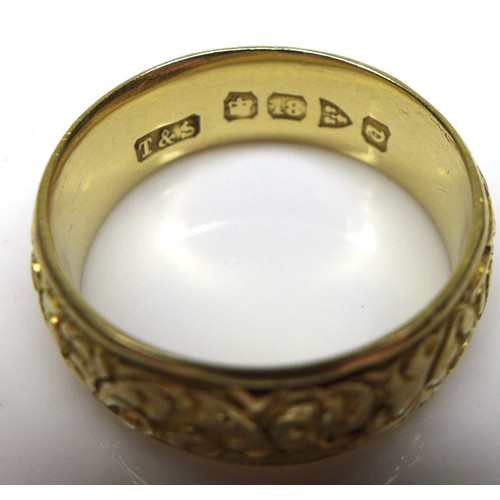 270 - A George V 18ct yellow gold wedding band ring, with engraved floral decoration, T&S, Chester 1926, 6... 