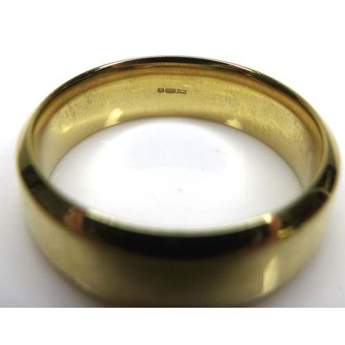 275 - A modern 18ct yellow gold wedding band ring, with chamfered edges, W&Co, Sheffield, 5.9mm wide, size... 