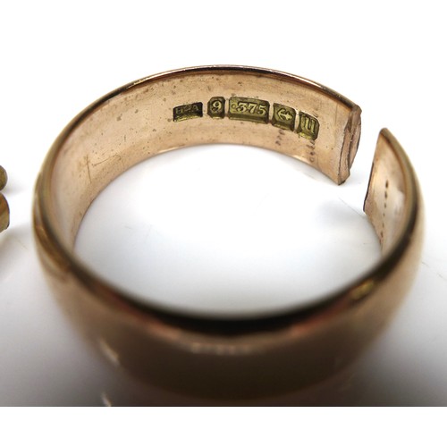 246 - A group of three 9ct gold rings, comprising a narrow wedding band, 2.2mm wide, London 1944, size P/Q... 