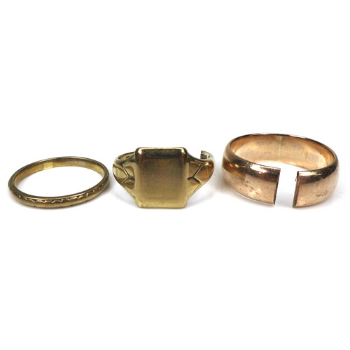 246 - A group of three 9ct gold rings, comprising a narrow wedding band, 2.2mm wide, London 1944, size P/Q... 