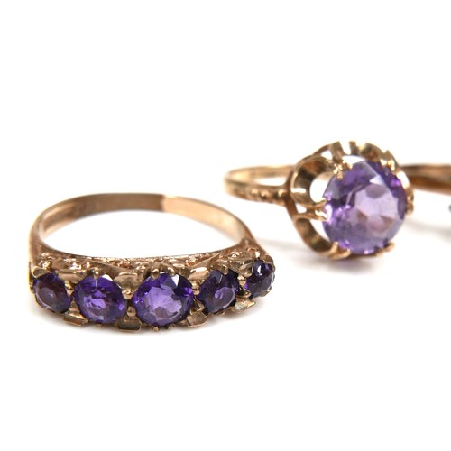 213 - A group of five 9ct yellow gold rings, comprising three set with amethyst, and two set with white an... 