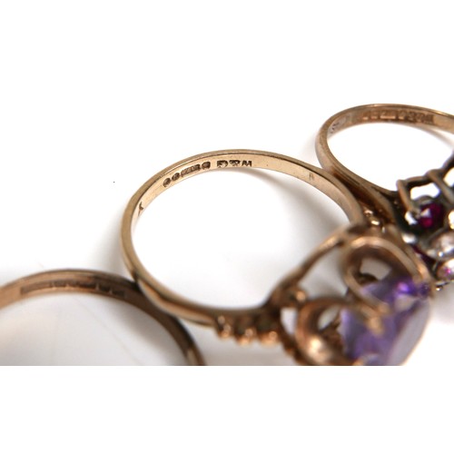 213 - A group of five 9ct yellow gold rings, comprising three set with amethyst, and two set with white an... 