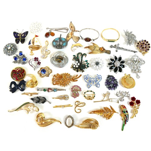 148 - A group of brooches, including a 9ct gold bi-coloured brooch in the form of a dolphin, 2.3g, a hawk'... 