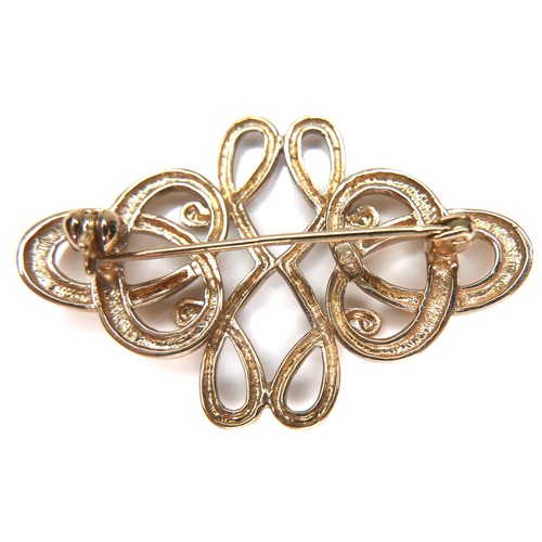 188 - A group of 9ct gold jewellery, comprising a gold band, size P, a white and yellow gold brooch, 3.7 b... 