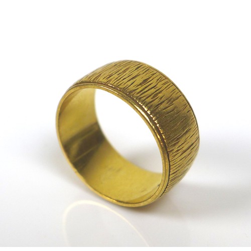 253 - An 18ct gold band ring, size N, 7.7g.