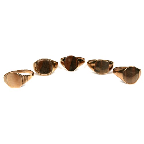 278 - A group of five 9ct yellow gold signet rings, with unengraved shields, 11.5 to 14.0mm wide, sizes Q ... 