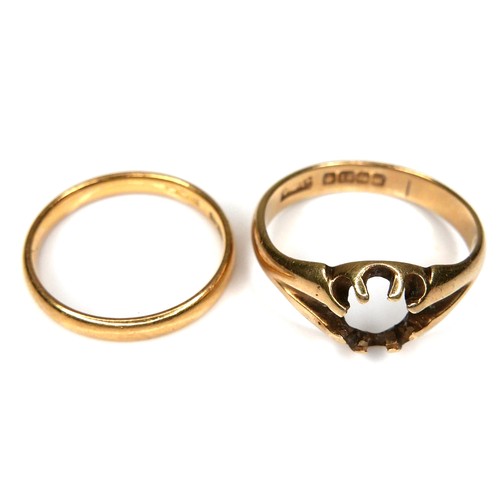 261 - Two gold rings, comprising a 22ct yellow gold wedding band ring, 2.7mm wide, size O, 3.2g, and an 18... 