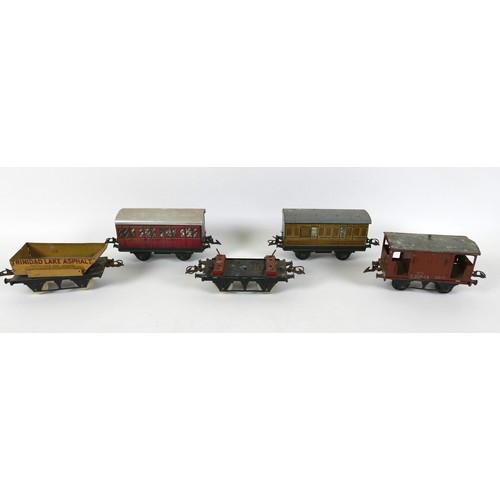 91 - A Hornby O gauge tinplate train set, comprising a 60985 engine, in green livery for British Railways... 