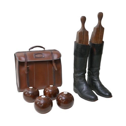 82 - A pair of vintage leather hunting boots, with a pair of boot trees, a/f, together with a cased set o... 