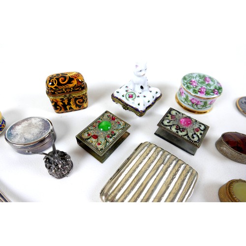 95 - A group of trinkets and collectables, including small china and onyx boxes, silver plated cigarette ... 