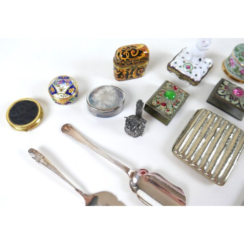 95 - A group of trinkets and collectables, including small china and onyx boxes, silver plated cigarette ... 