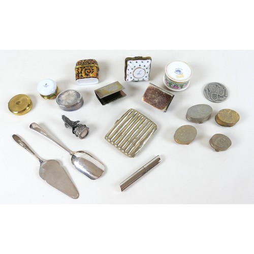 95 - A group of trinkets and collectables, including small china and onyx boxes, silver plated cigarette ... 