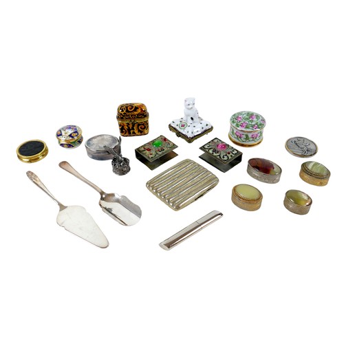 95 - A group of trinkets and collectables, including small china and onyx boxes, silver plated cigarette ... 