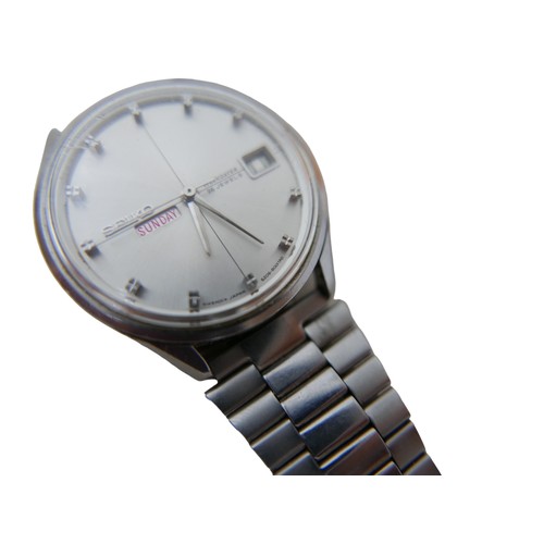 90 - Two retro Seiko wristwatches, comprising a 1960s Seiko Sportsman Sea Horse wristwatch, with silvered... 